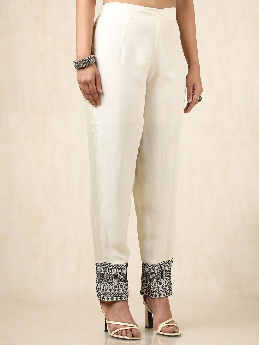 Dhiyona SO Women's Floral Embroidered Thread Work Pure Cotton A-Line Kurta With Trousers