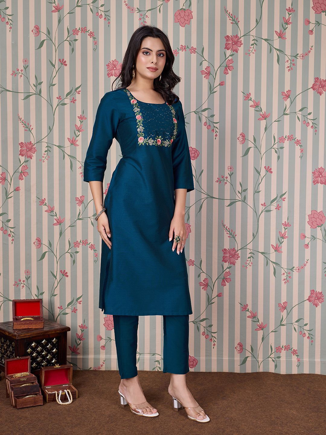 Dhiyona OD  Women Round Neck Three-Quarter Sleeves Embroidered Straight Kurta