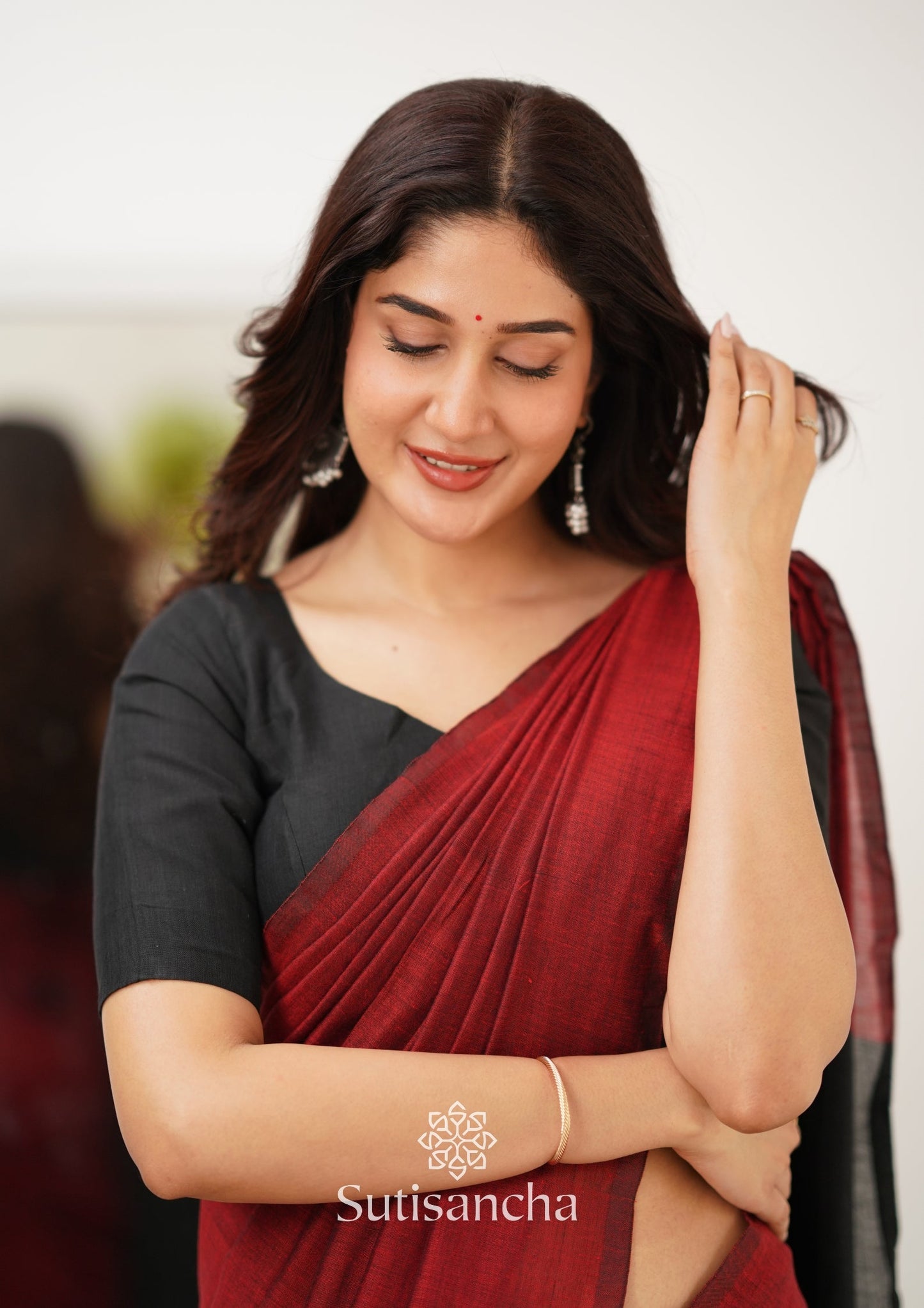 Dhiyona SS Sutisancha Red & Black Handloom Cotton Saree