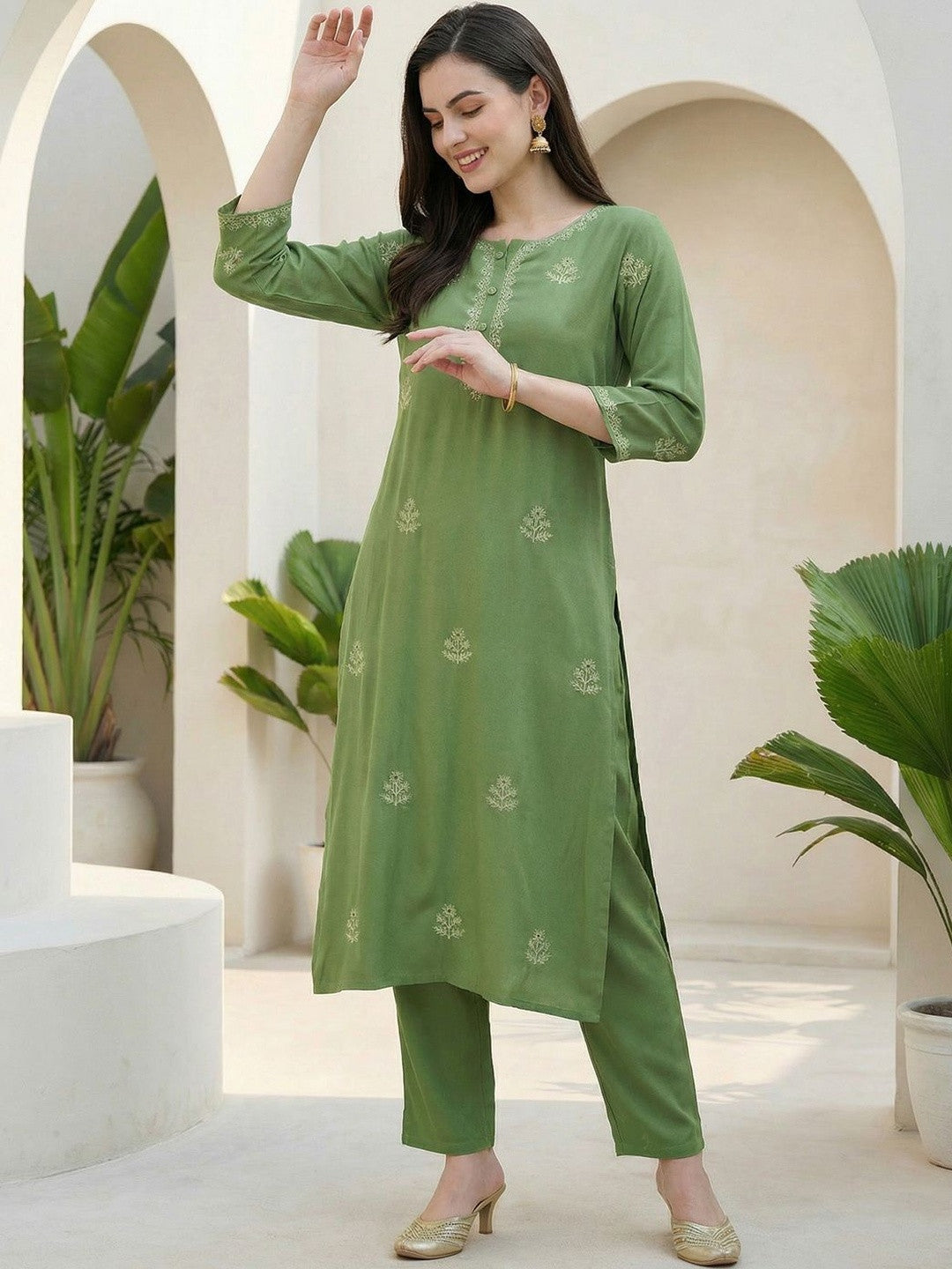 Women Floral Embroidered Regular Thread Work Kurta with Trousers