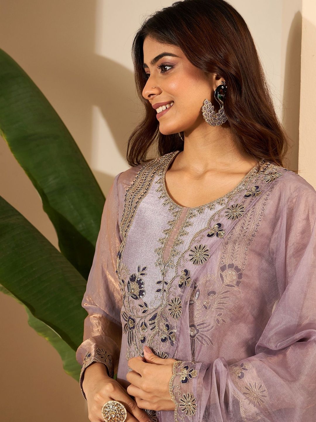 Dhiyona IN Women Crushed Oraganza Silk Embroidered Kurta Set with Dupatta