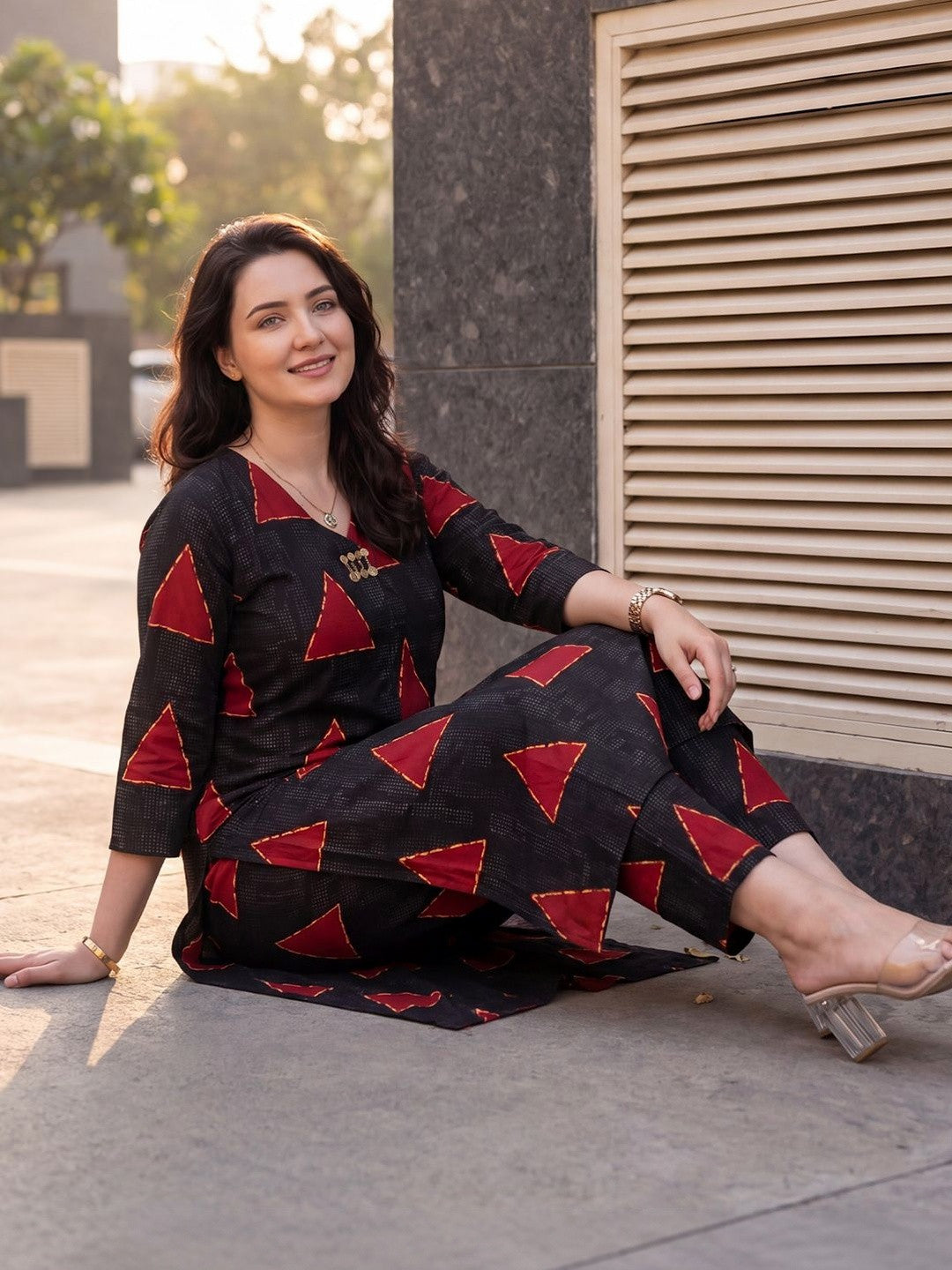 Women Printed Regular Kurta with Trousers
