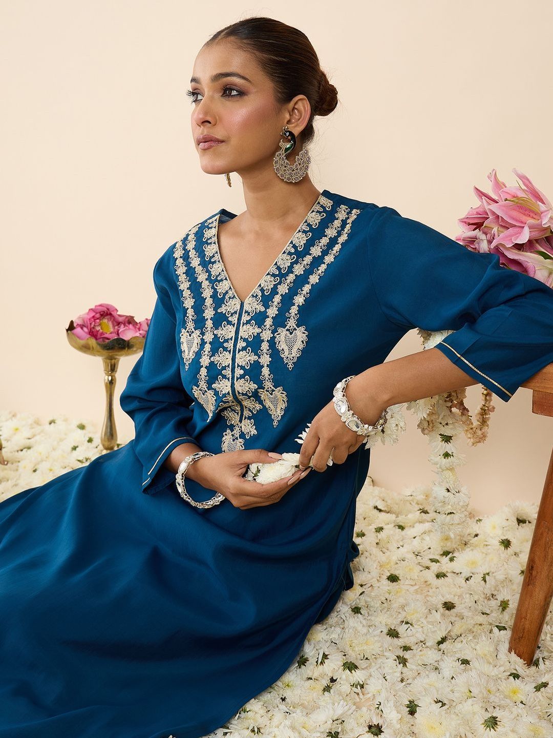 Dhiyona IE Embroidered V-Neck Three-Quarter Sleeves Tunic And Trousers