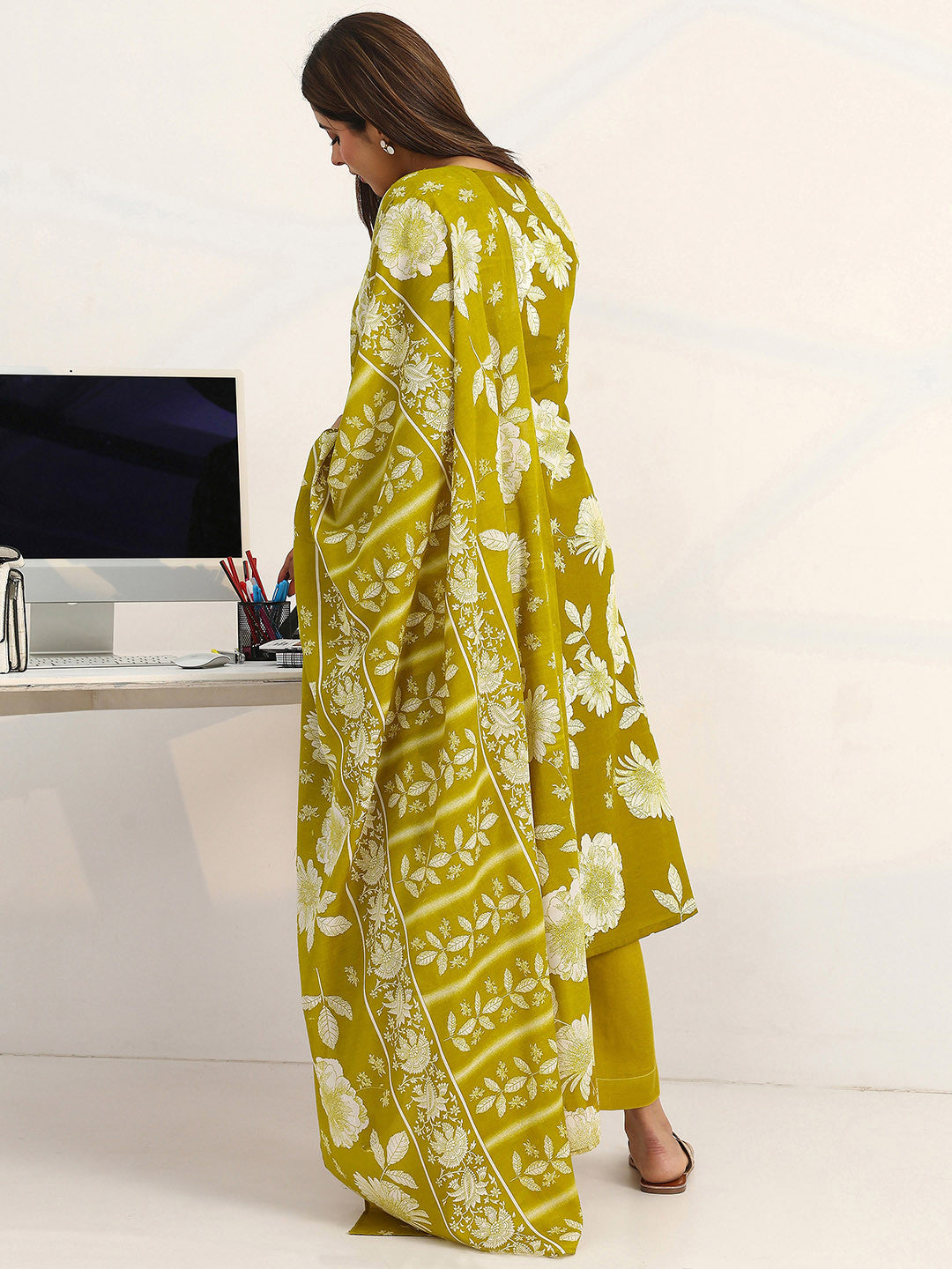 Women Floral Printed Regular Kurta with Trousers & With Dupatta