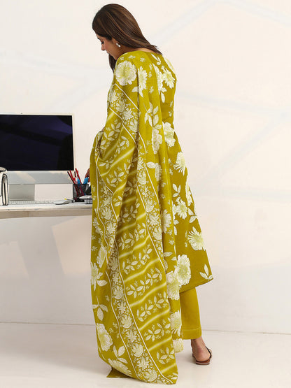 Women Floral Printed Regular Kurta with Trousers & With Dupatta