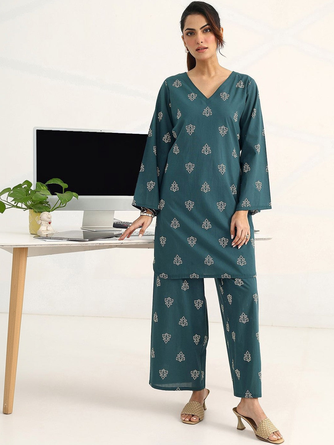 Women Ethnic Motifs Printed Regular Cotton Blend Kurta with Palazzos