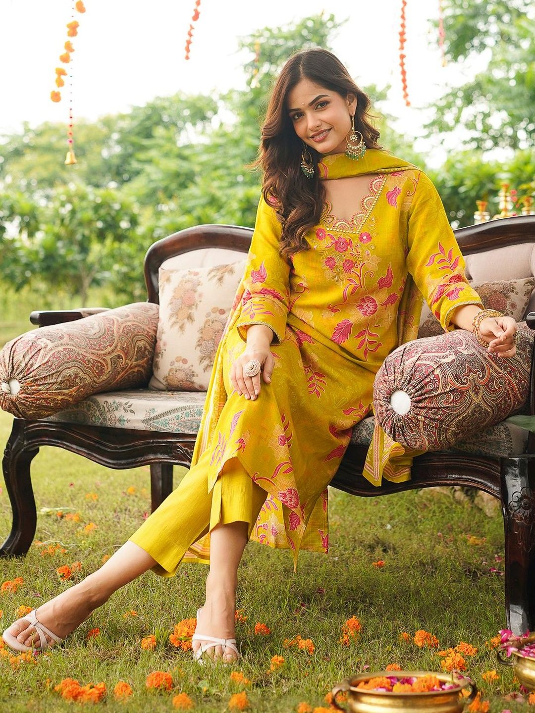 Dhiyona KL Floral Printed V-Neck Straight Kurta With Trousers & Dupatta