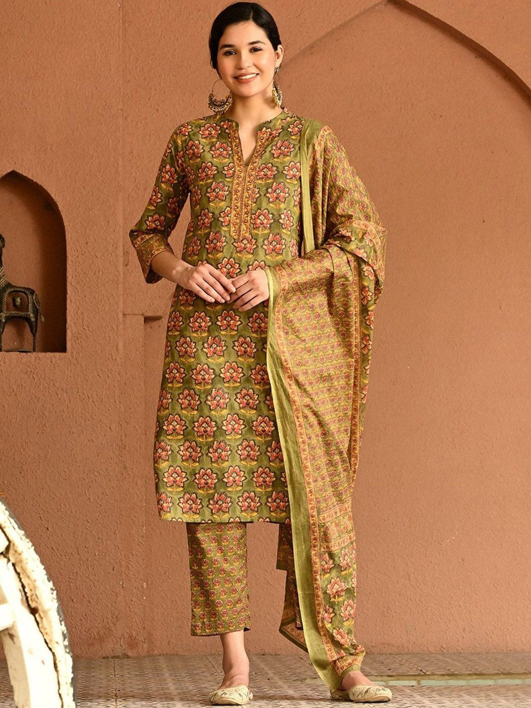 Dhiyona SN Women Floral Printed Regular Thread Work Pure Cotton Kurta with Trousers & With Dupatta