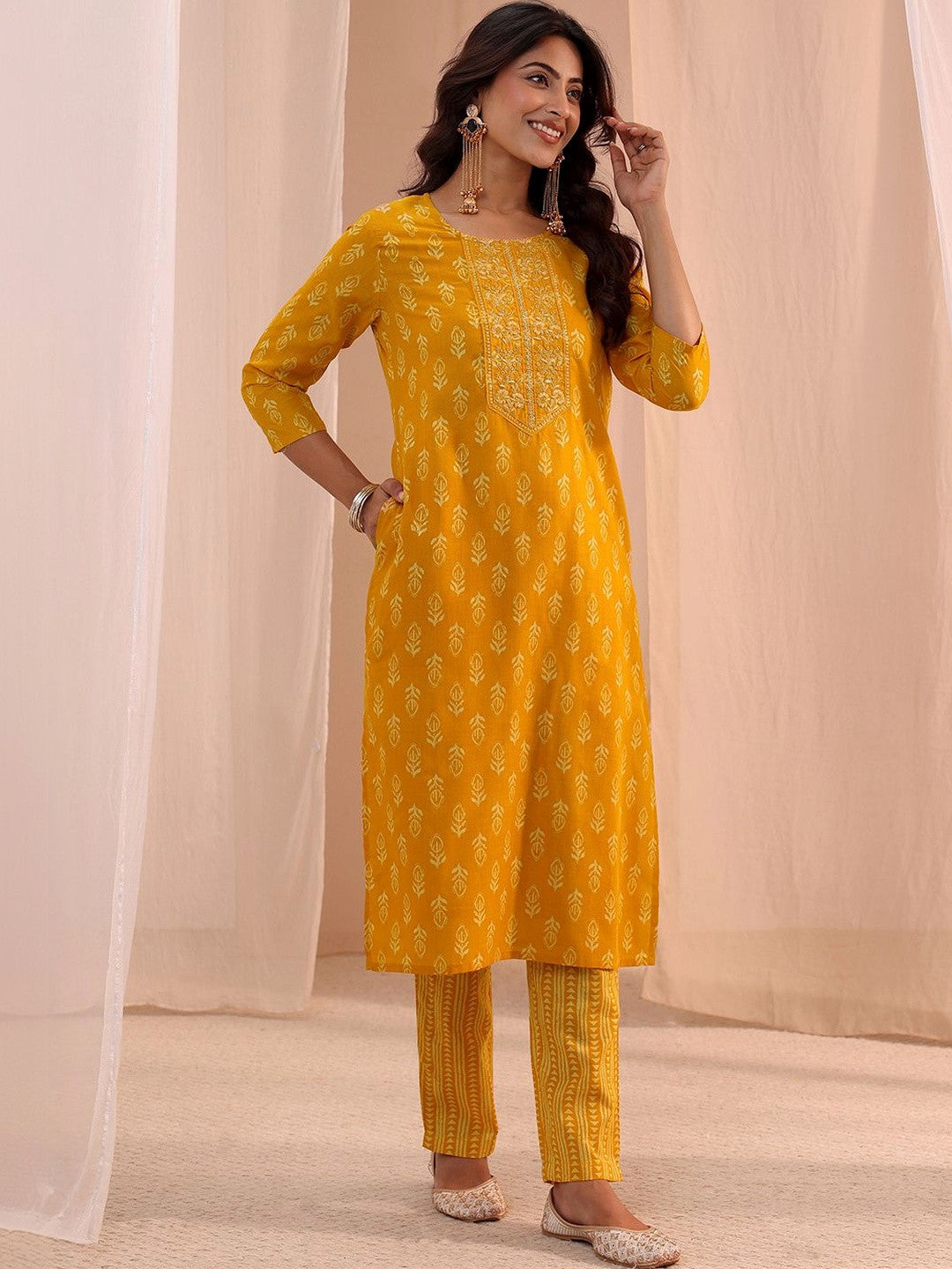 Women Ethnic Motifs Printed Regular Kurta with Trousers & With Dupatta