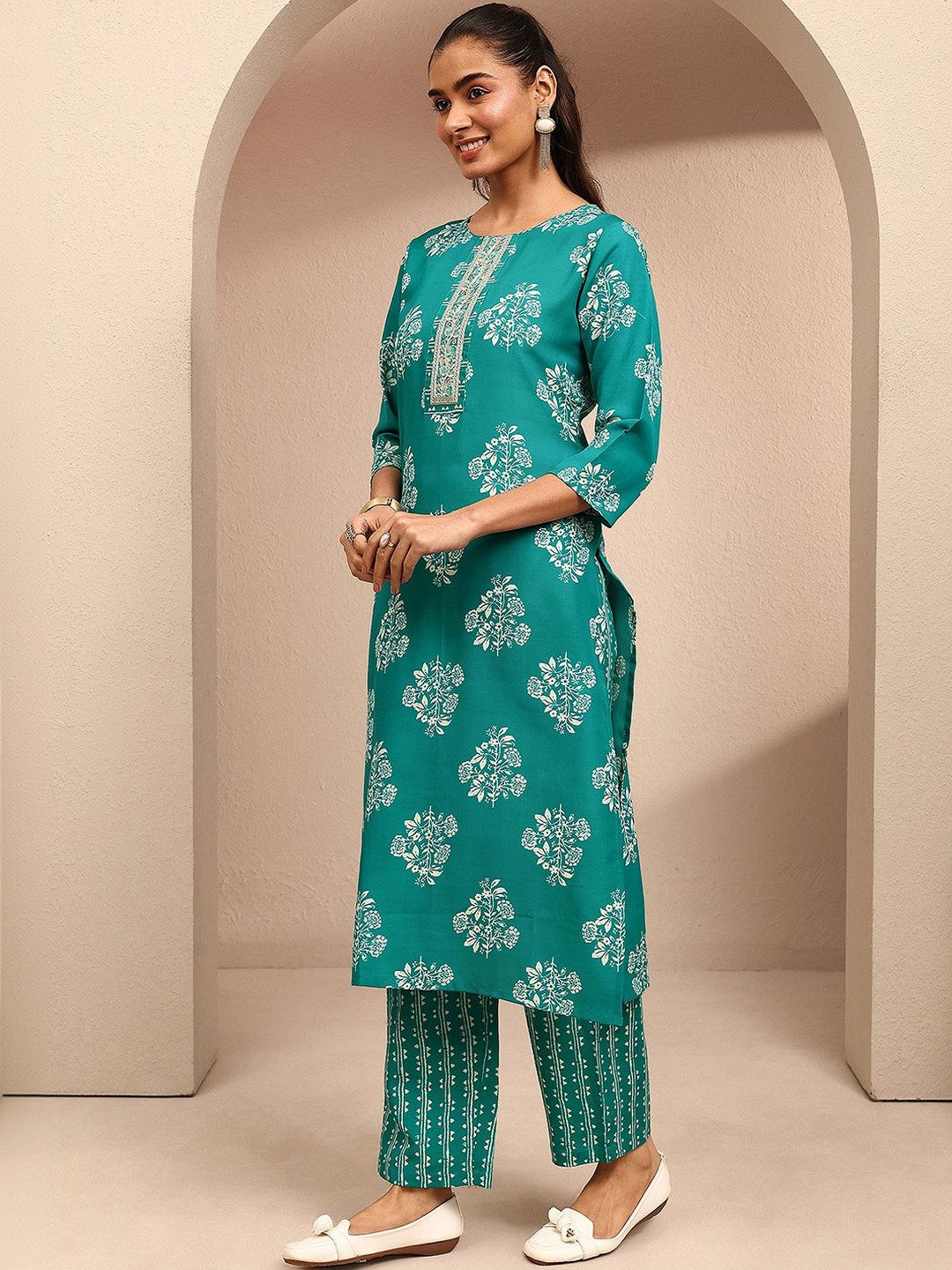 Women Floral Printed Regular Thread Work Kurta with Trousers & With Dupatta