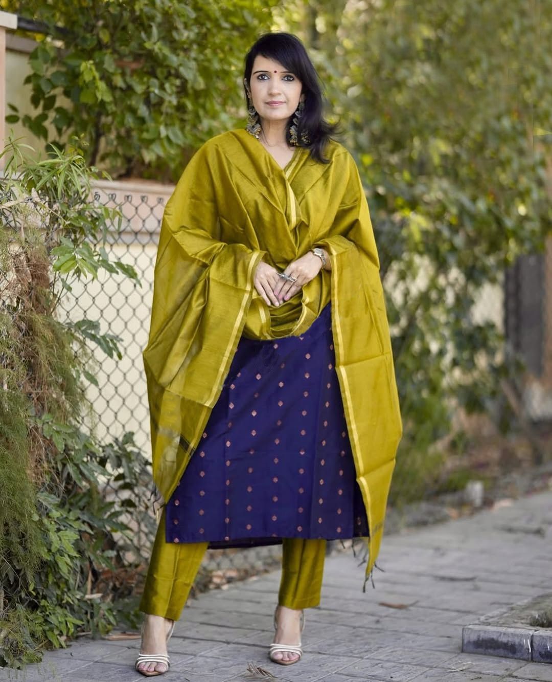 Dhiyona KL Women Ethnic Motifs Regular Kurta with Trousers & With Dupatta