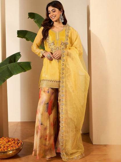 Dhiyona IN Women Crushed Oraganza Silk Embroidered Kurta Set with Dupatta