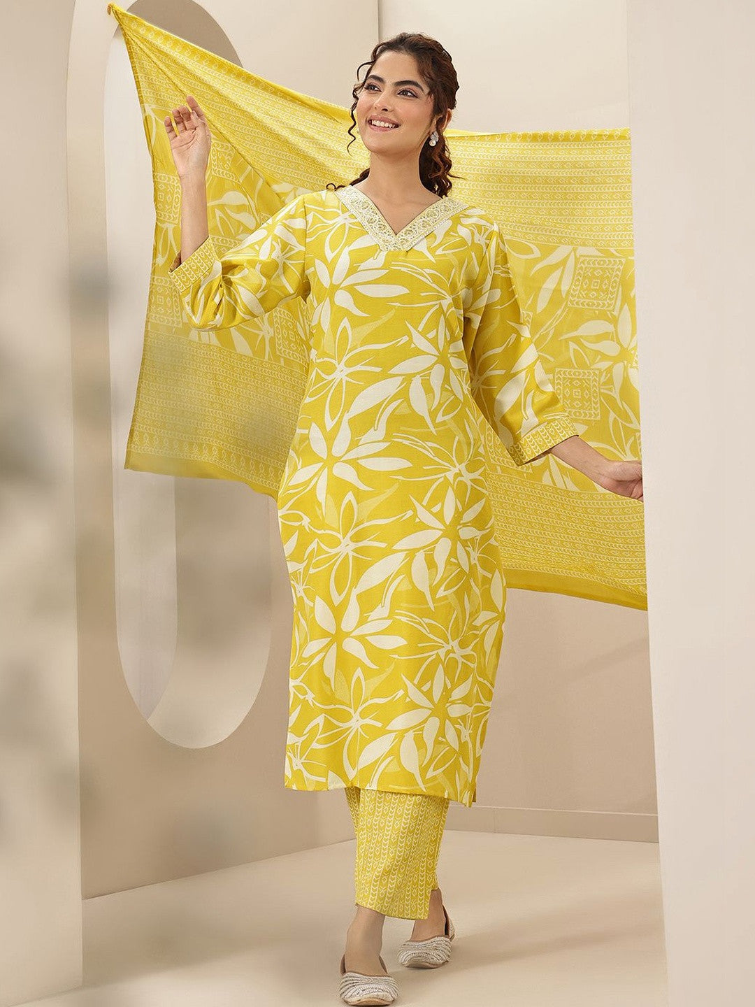 Women Floral Printed Regular Thread Work Kurta with Trousers & With Dupatta