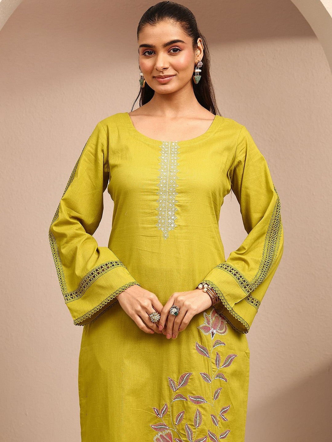 Women Floral Embroidered Regular Thread Work Kurta with Trousers & With Dupatta
