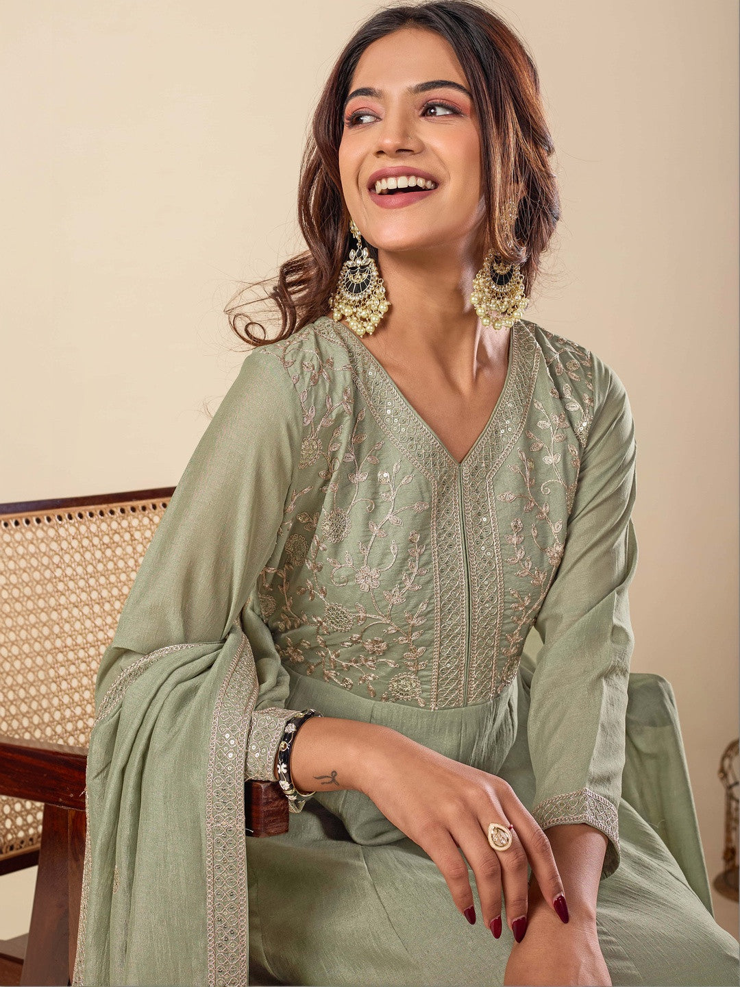 Women Floral Embroidered Empire Thread Work Kurta with Trousers & With Dupatta