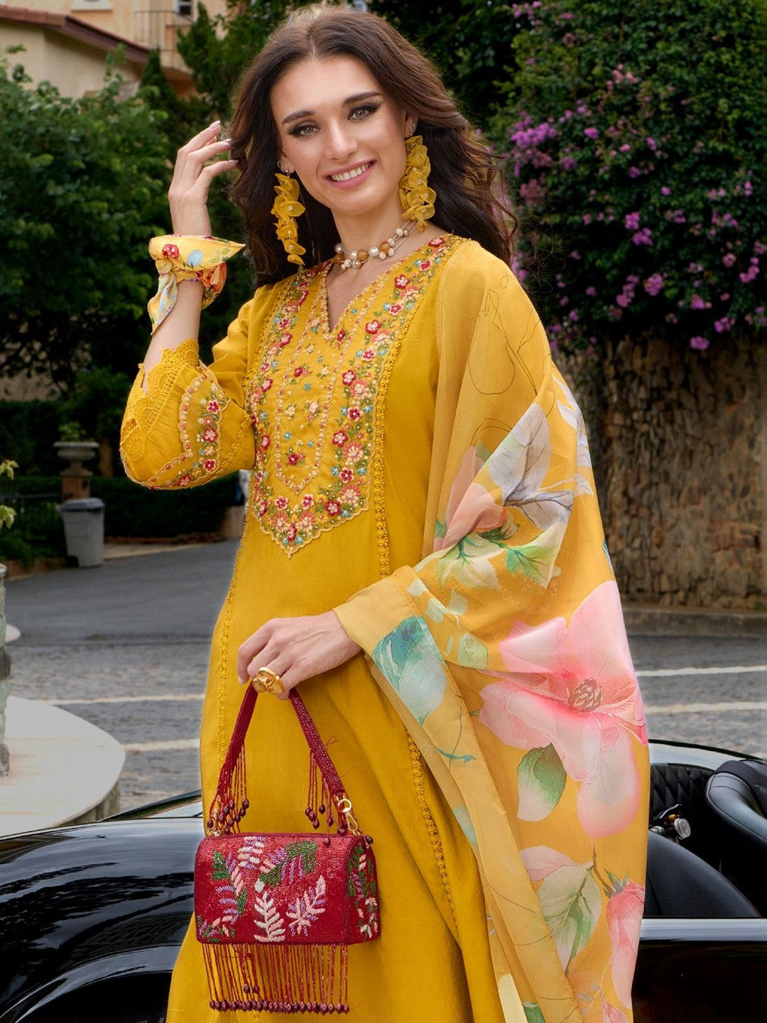 Women Floral Embroidered Regular Thread Work Kurta with Trousers & With Dupatta