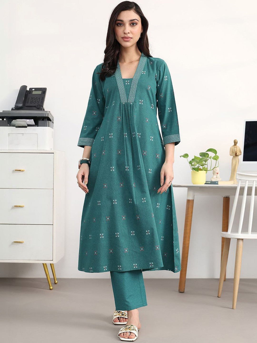 Women Ethnic Motifs Pleated Kurta with Trousers