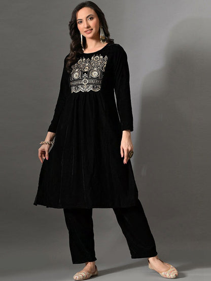 Women Black Velvet Embroidered Long Sleeve Kurta Set with Organza Dupatta