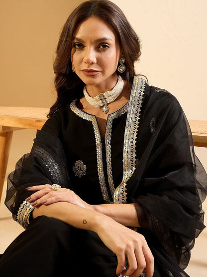 Dhiyona IN Women Floral Embroidered Regular Sequinned Kurti with Sharara & With Dupatta