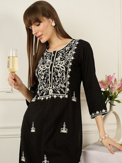 Dhiyona IE Embroidered Round Neck Three-Quarter Sleeves Tunic And Trousers