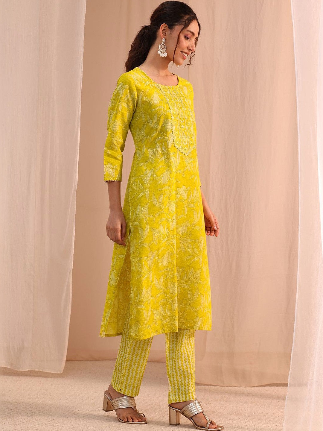 Women Floral Printed Regular Thread Work Kurta with Trousers & With Dupatta