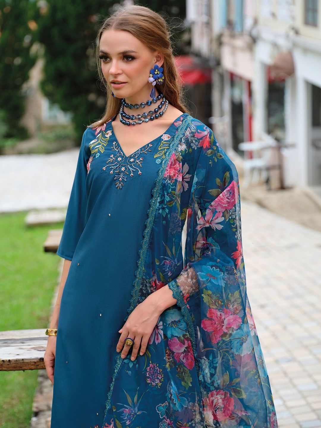 Dhiyona IE Women Floral Embroidered Regular Thread Work Liva Kurta with Trousers & With Dupatta