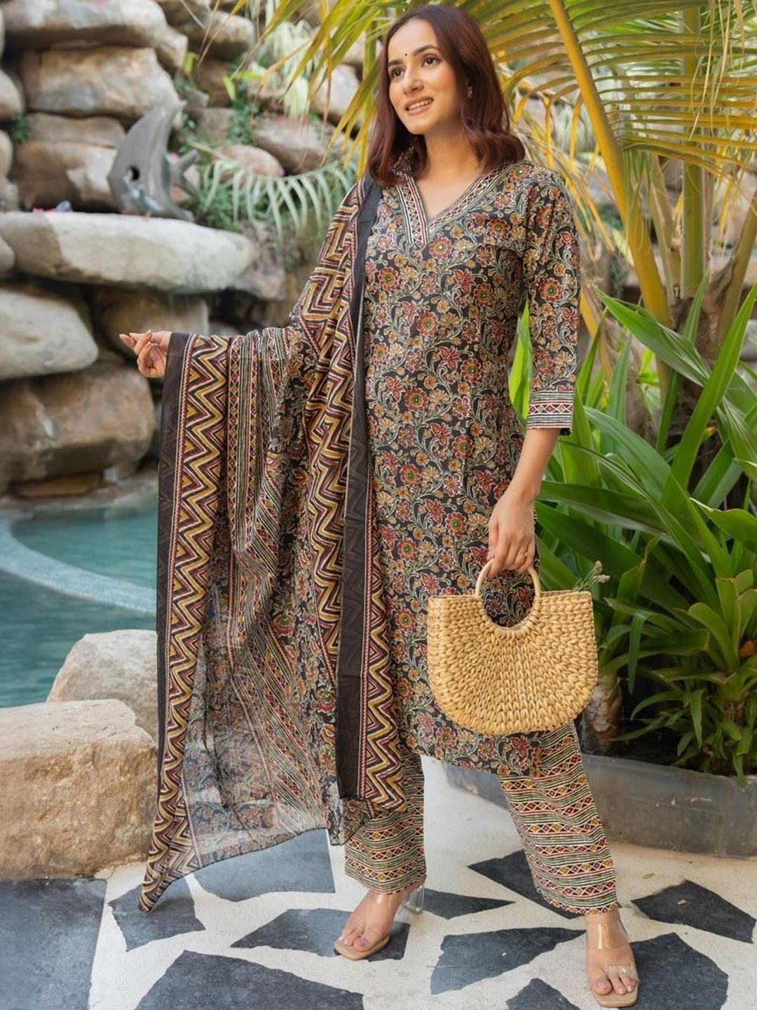 Dhiyona KL Women Black Pure Cotton Kurta Sets