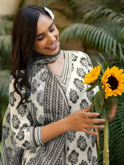 Dhiyona KL Women White Pure Cotton Kurta Sets