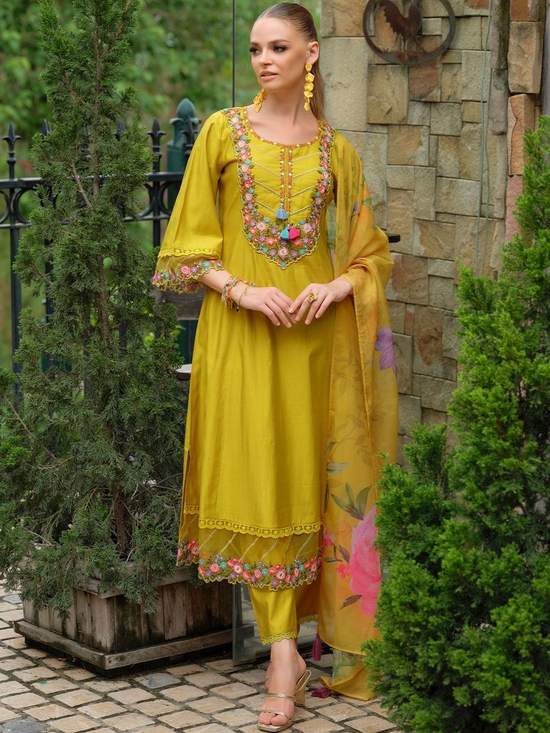 Women Floral Embroidered Regular Thread Work Liva Kurta with Trousers & With Dupatta