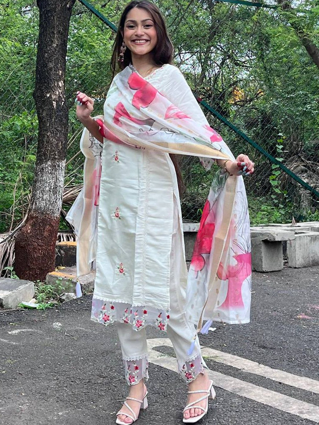 Dhiyona SN Women Floral Embroidered Regular Thread Work Kurta with Trousers & With Dupatta