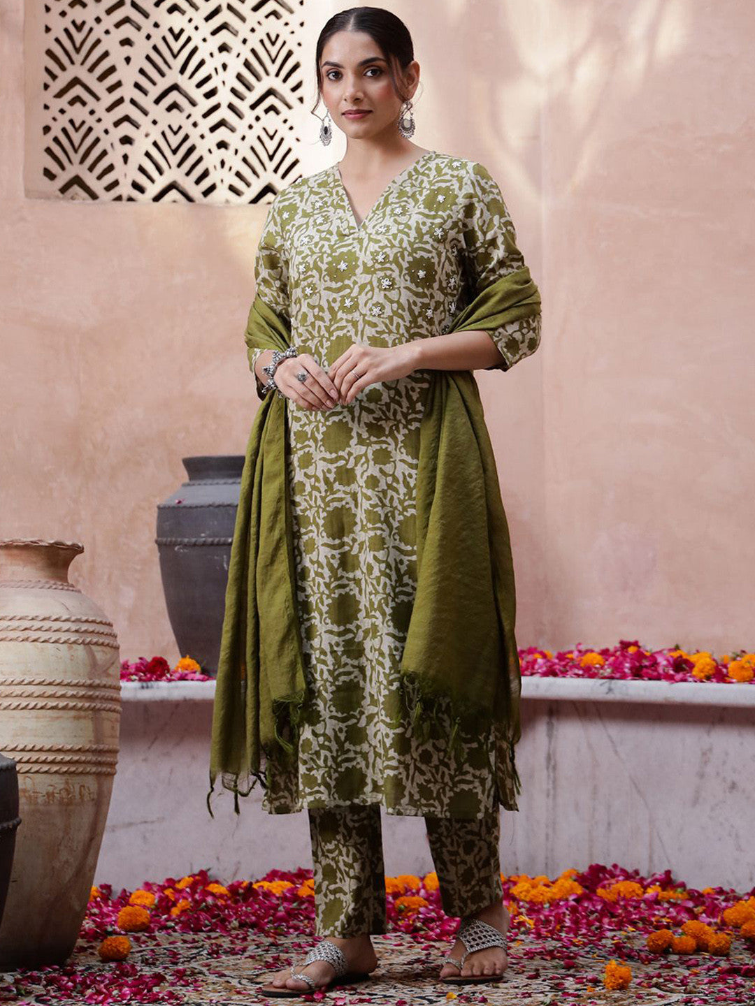 Green Floral Printed Thread Work Pure Cotton Kurta With Trousers And Dupatta