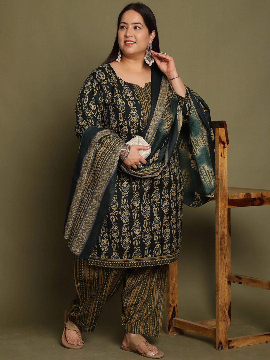 Dhiyona KL Women Plus Size Floral Printed Kurti with Salwar & Dupatta