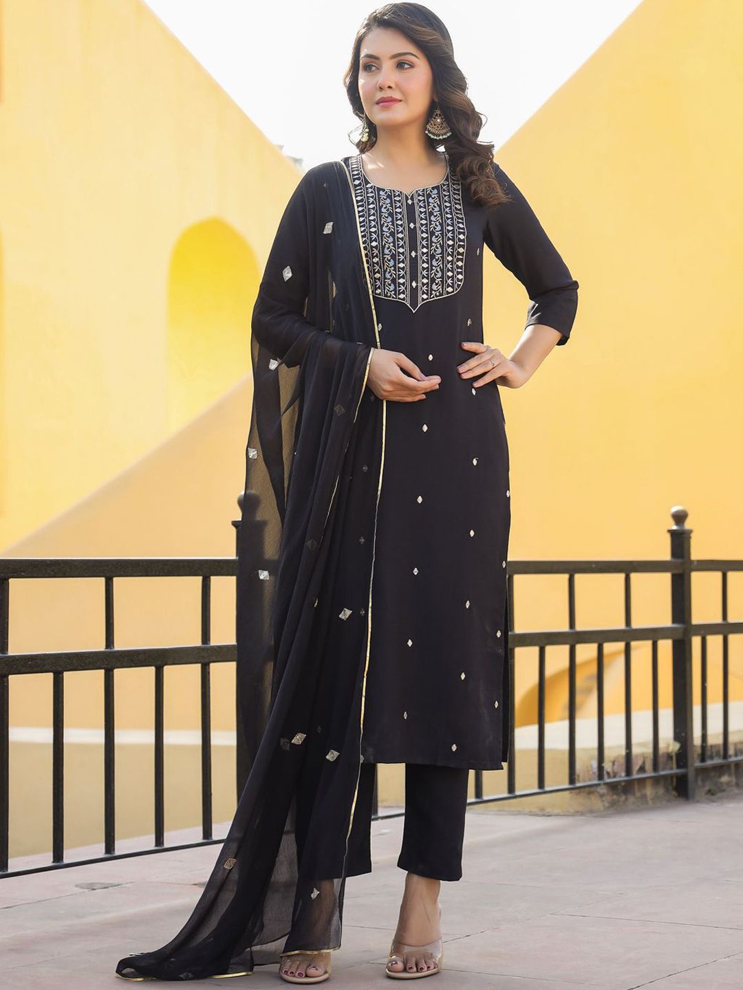 Dhiyona KL Women Floral Embroidered Regular Kurta with Trousers & With Dupatta