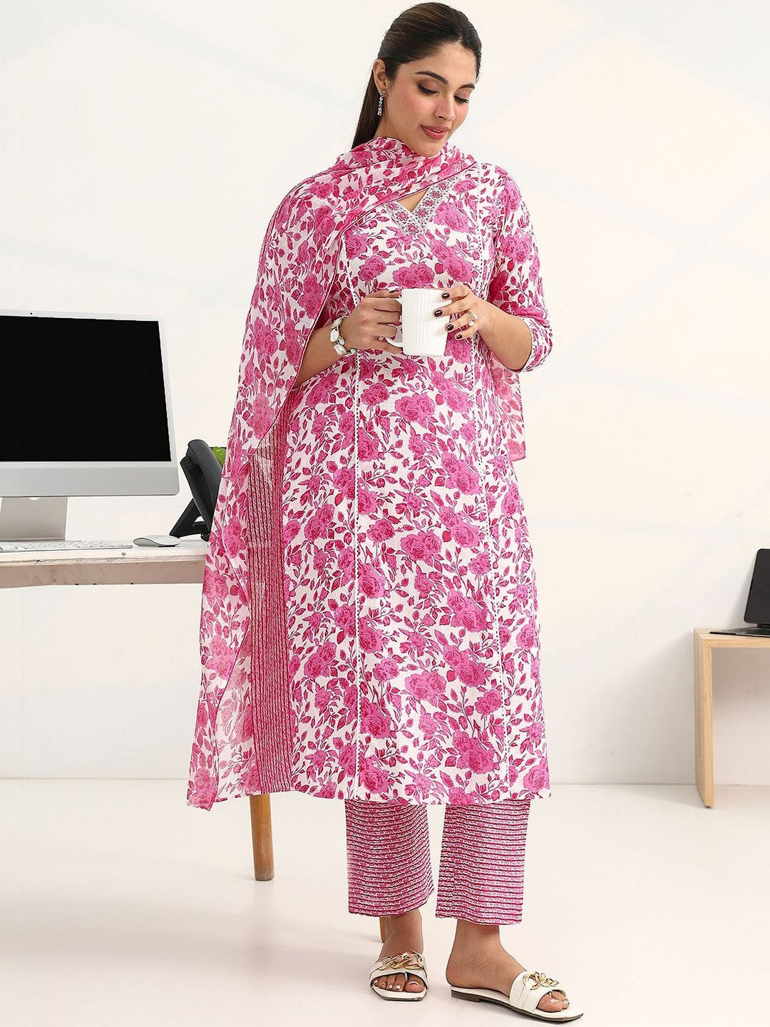 Women Floral Printed Regular Cotton Blend Kurta with Trousers & With Dupatta