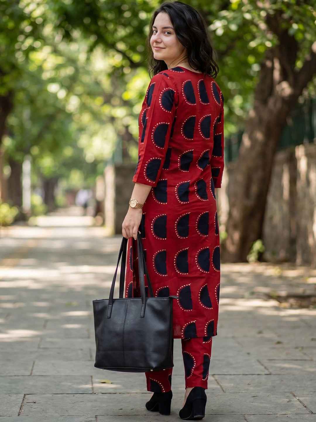 Women Printed Regular Kurta with Trousers