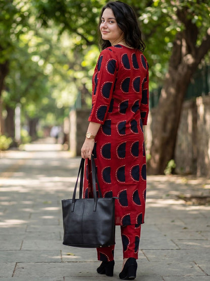 Women Printed Regular Kurta with Trousers