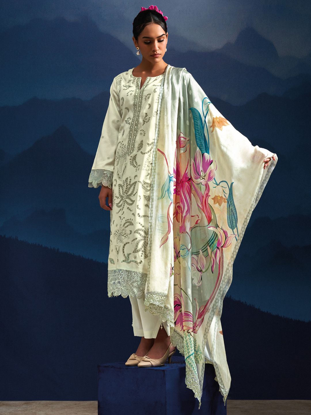 Dhiyona IE Women Floral Embroidered Regular Thread Work Kurta with Trousers & With Dupatta
