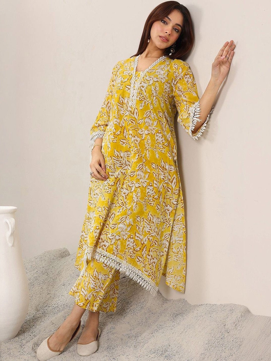 Women Floral Printed Regular Kurta with Trousers