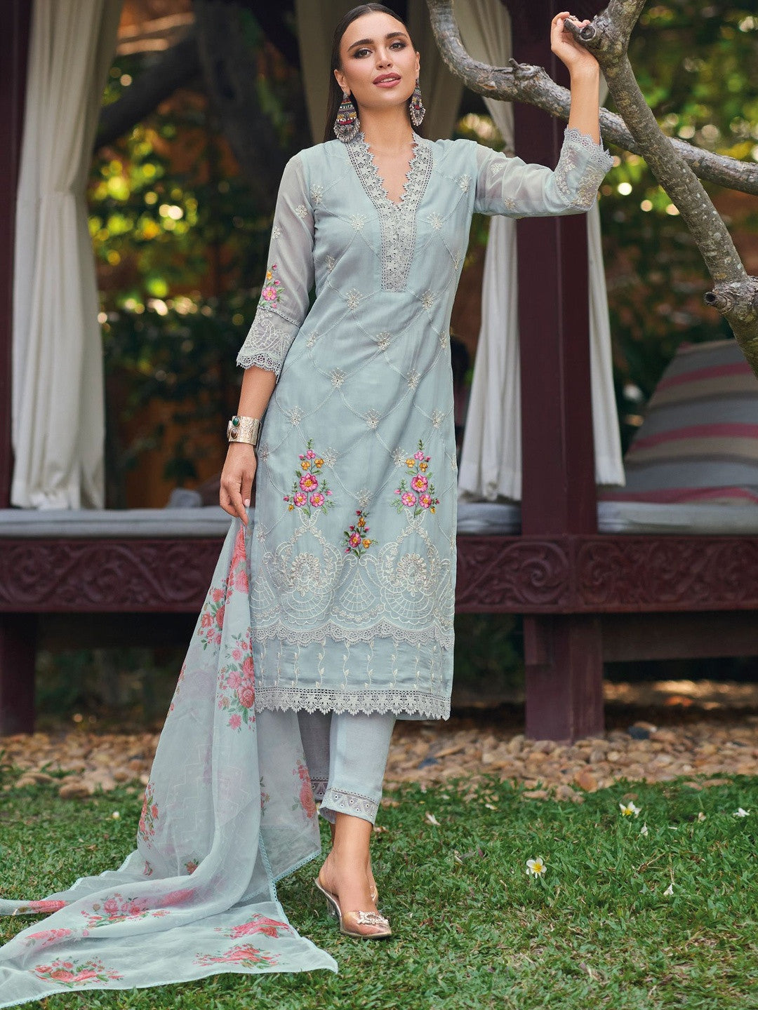 Women Floral Embroidered Regular Thread Work Kurta with Trousers & With Dupatta