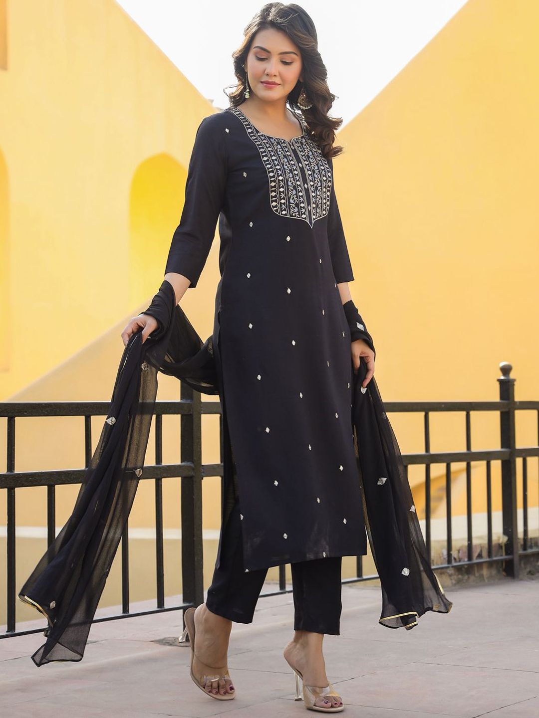 Dhiyona KL Women Floral Embroidered Regular Kurta with Trousers & With Dupatta