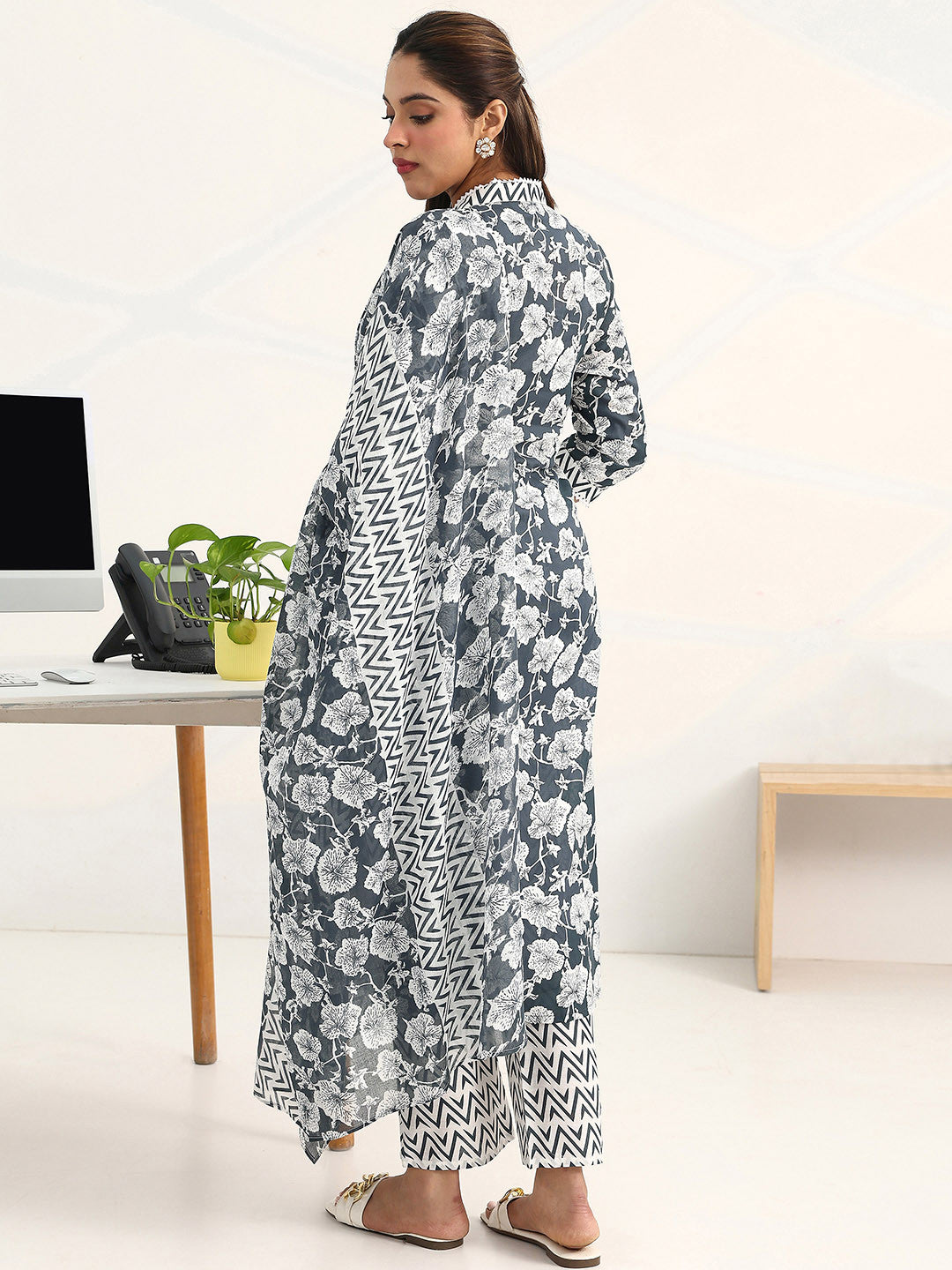 Women Floral Printed Regular Kurta with Trousers & With Dupatta