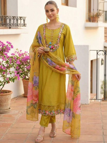 Women Floral Embroidered Regular Thread Work Liva Kurta with Trousers & With Dupatta