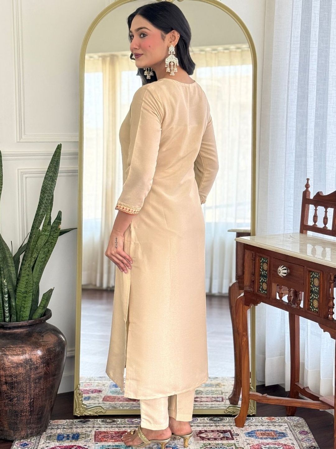 Dhiyona KL Women Floral Embroidered Regular Thread Work Kurta with Trousers & With Dupatta
