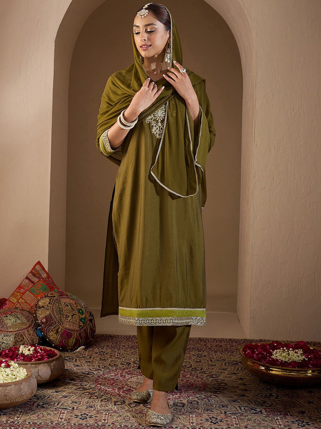 Dhiyona IE Women Floral Embroidered Regular Kurta with Trousers & With Dupatta
