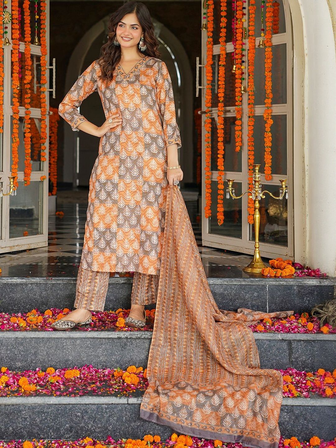 Dhiyona KL Ethnic Motifs Printed V-Neck Straight Kurta With Trousers & Dupatta