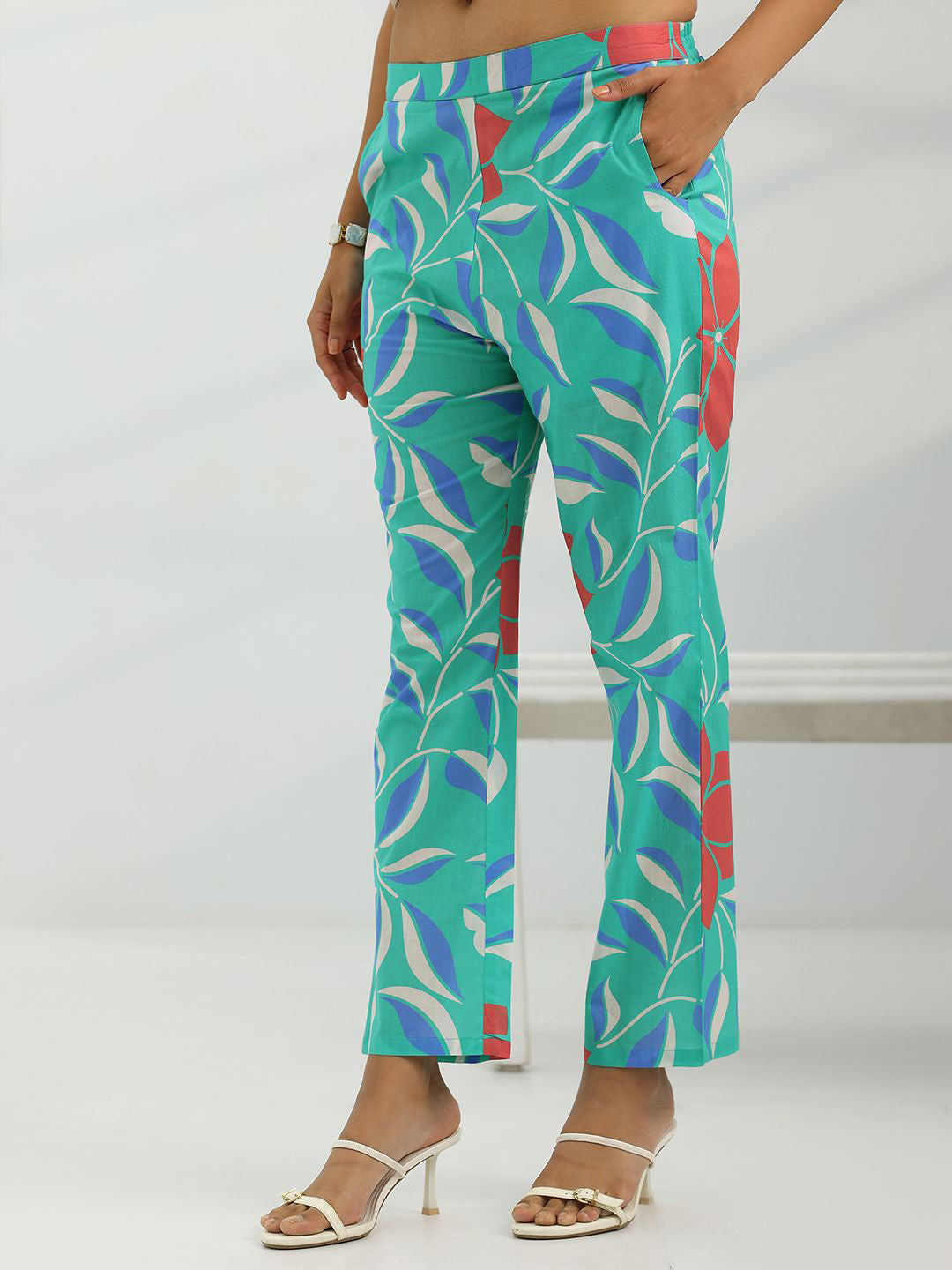 Women Floral Printed Kurta with Trousers