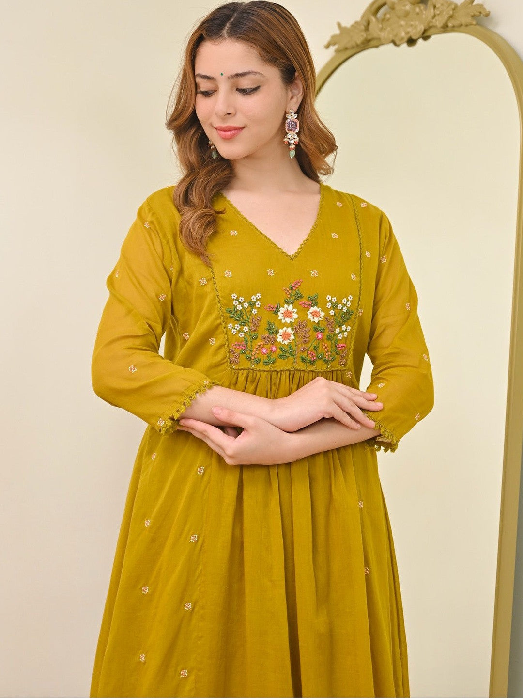 Women Floral Embroidered Empire Thread Work Chanderi Silk Kurta with Trousers & With Dupatta