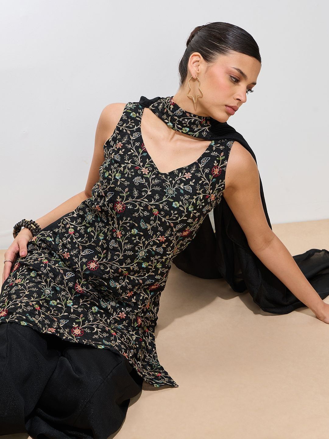 Dhiyona KL Floral Embroidered V-Neck Thread Work Georgette Kurta & Palazzos With Dupatta