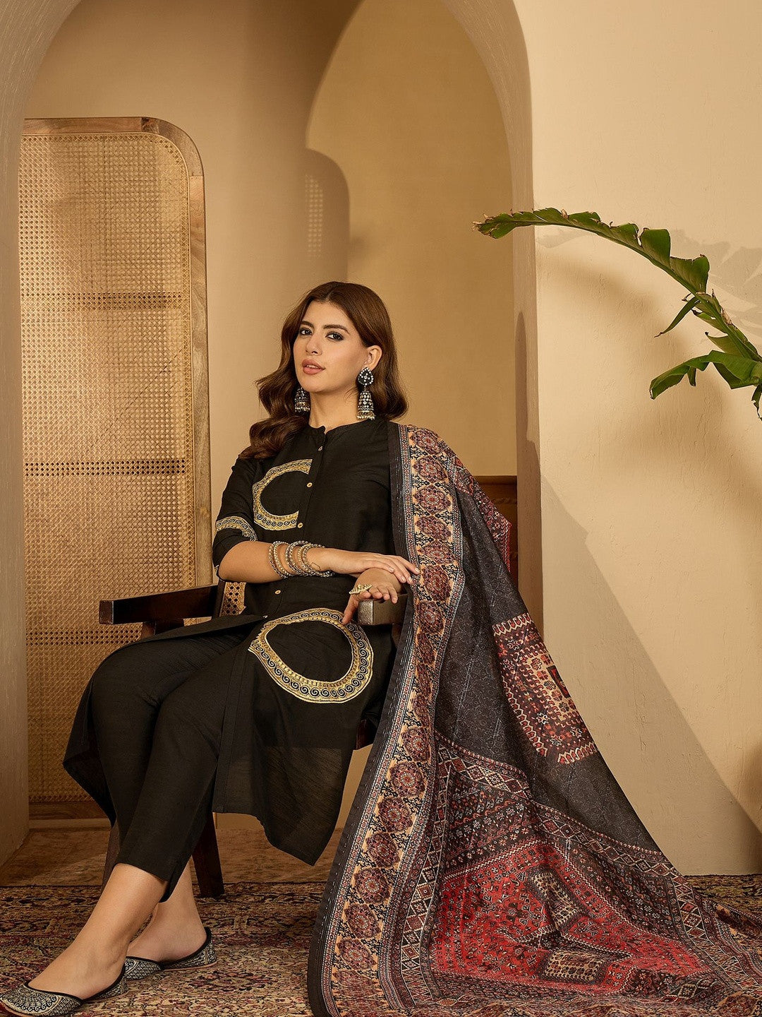 Women Black Embroidered Kurta Sets With Dupatta