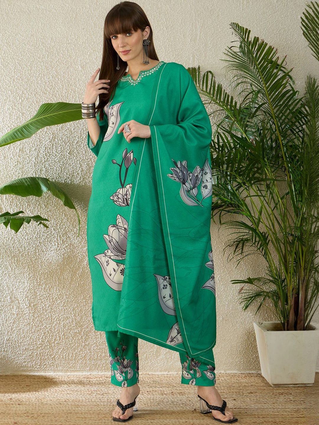 Dhiyona IE Women Floral Printed Regular Thread Work Kurta with Trousers & With Dupatta